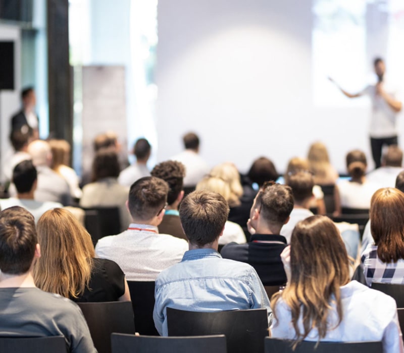 persone riprese da dietro attente alla formazione