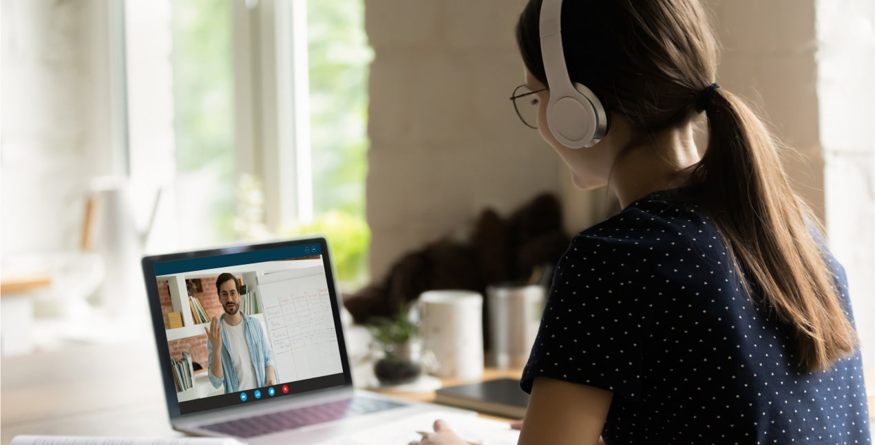 ragazza con cuffie che ascolta lezione su computer